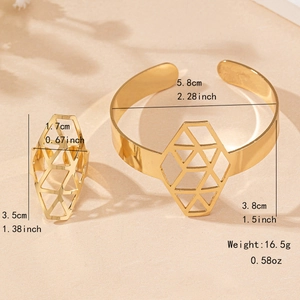Parure de bijoux géométriques dorés avec bracelet manchette évidé et bague triangle