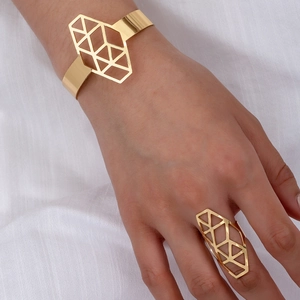 Ensemble de Bijoux en Maille Triangle Évidé Géométrique Mode Occidentale pour Femmes Bracelet Jonc en Fer Doré et Ensemble de Bagues