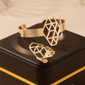 Ensemble de bijoux géométriques dorés avec bracelet ajouré et bague assortie