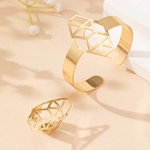 Parure de bijoux dorés avec bracelet manchette évidé et bague géométrique ajourée