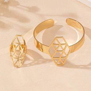 Vue détaillée de l'ensemble bague et bracelet manchette géométrique doré à motif alvéolé