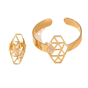 Parure de bijoux géométriques dorés avec bracelet ouvert et bague en maille triangle