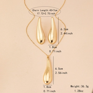 Goldenes Tropfen-Schmuckset mit Halskette und Ohrringen in strukturierter Metalloptik