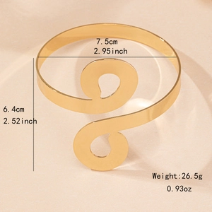 Minimalistischer goldener Spiral-Armreif mit poliertem Finish und Tropfenenden