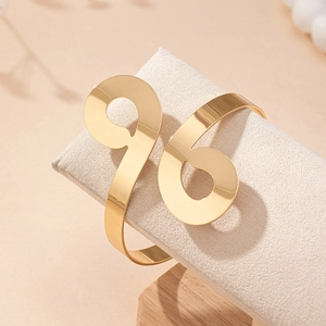 Minimalistischer goldener Armreif in geometrischem 9 und 6 Design für den Oberarm