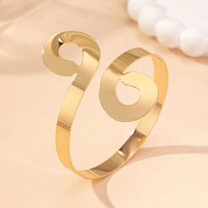 Minimalistisches geometrisches goldenes Armband mit kunstvollen Spiralenden