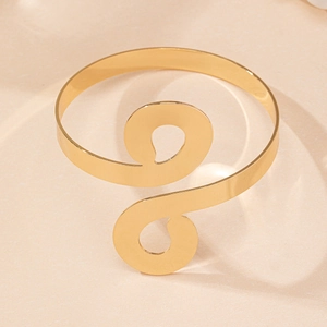 Detailansicht eines goldenen Armreifs mit minimalistischem hohlem geometrischem Design