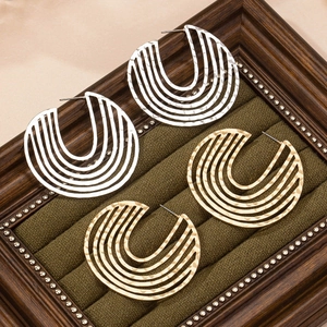 Fashionable hollow C-shaped layered hoop earrings in gold and silver finish