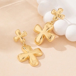 Elegante goldene Kleeblatt-Ohrhänger mit minimalistischem 3D-Vierblatt-Kleeblatt-Design