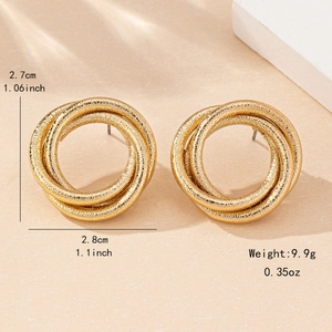 Boucles d'oreilles dorées mates géométriques avec trois anneaux texturés entrelacés