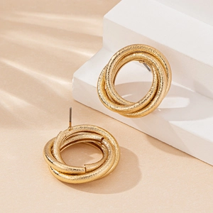 Boucles d'oreilles dorées circulaires multicouches avec une finition texturée martelée