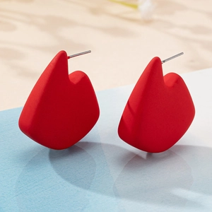 Boucles d'oreilles rouges mates en forme d'éventail géométrique au design 3D moderne