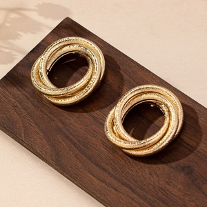 Boucles d'oreilles dorées mates avec trois anneaux entrelacés au style rétro