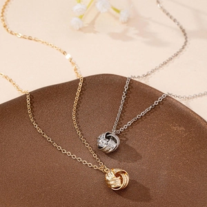 Elegantes Knoten-Halsketten-Set in Gold und Silber mit funkelnden Zirkonia-Anhängern