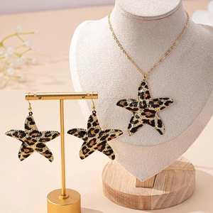 Parure bijoux étoile de mer dorée avec motifs léopard sur collier et boucles