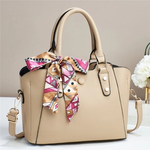 Elegante borsa tote beige a grana litchi con foulard decorativo e dettagli dorati