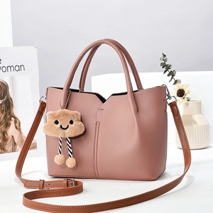 Minimalistische rosa Tote-Bag mit Kieseltextur und süßem Wolkenanhänger im Studio