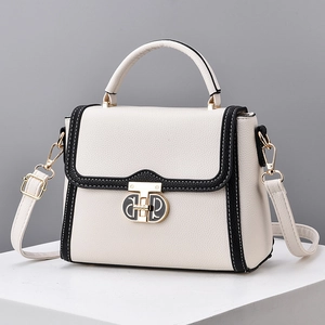 Borsa a tracolla beige in ecopelle con bordo nero e chiusura dorata su piedistallo