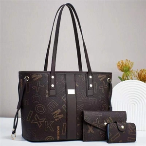 Detailansicht des 3-teiligen braunen Taschensets mit geometrischem Druck und Golddekor