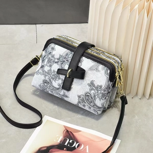 Détails de sac bandoulière blanc à motif paisley avec triple fermeture éclair dorée chic