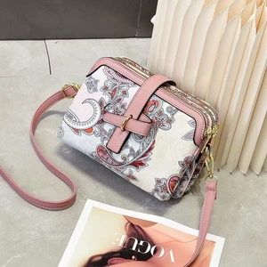 Détail de la bandoulière avec motifs paisley et compartiments à double zip