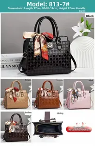 Détails du sac en cuir verni gaufré avec foulard en soie et structure intérieure
