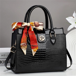 Sac à main élégant noir motif crocodile avec foulard en soie et fermoir métallique