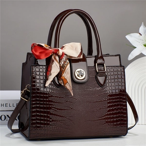 Sac cabas en cuir verni marron foncé avec motif crocodile, foulard soie et fermoir trèfle doré
