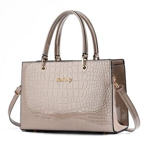 Sac à main beige élégant à texture crocodile avec logo doré et bandoulière amovible