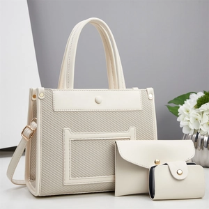 Set di tre borse tote beige con trama intrecciata e design minimalista a tracolla