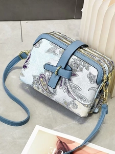 Sac bandoulière en toile paisley bleue avec trois compartiments zippés et bandoulière