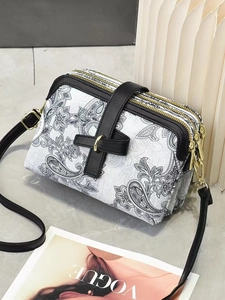 Sac bandoulière blanc à motif paisley à trois couches avec finitions noires élégantes