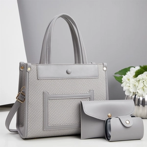 Set di tre borse tote grigie con trama intrecciata, tracolla e finiture in metallo