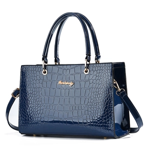 Sac à main bleu foncé à motif crocodile avec logo doré et bandoulière amovible