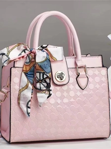 Sac à main rose en cuir verni gaufré avec foulard décoratif et fermoir métallique
