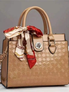 Sac à main en cuir verni gaufré marron avec fermoir floral et foulard en soie chic