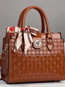 Sac à main marron en cuir brillant gaufré avec foulard en soie et fermoir argenté