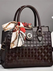 Sac à main en cuir verni bordeaux avec gaufrage élégant et foulard décoratif en soie