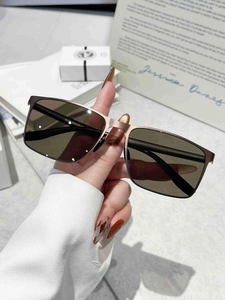 Detailansicht der quadratischen Polarisationsbrille mit Modellnummer auf dem Bügel