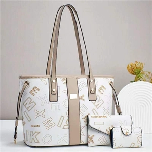 Dreiteiliges Set aus weißer Tragetasche, Briefumschlagtasche und Kartenhalter mit MK-Logo
