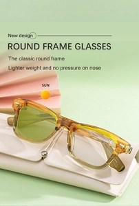 Détail de lunettes de soleil carrées ambre avec plaquettes et étui en cuir rose