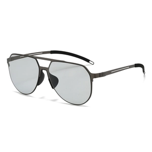 Polarized pilot sunglasses for men with silver mirrored lenses and gunmetal frames