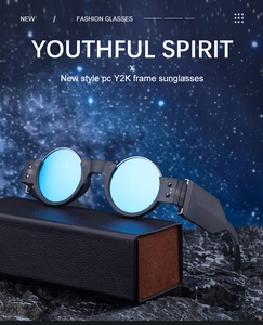 Lunettes Y2K punk à verres bleus sur étui en cuir avec un fond cosmique futuriste