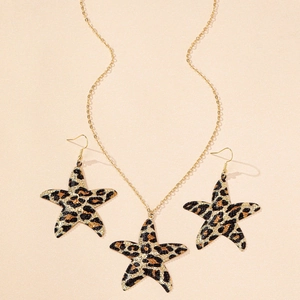 Détail de l'ensemble collier et boucles d'oreilles étoile de mer léopard sur chaîne dorée