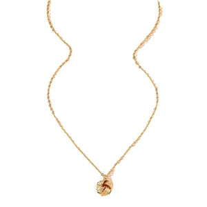 Elegante goldene Knotenhalskette mit feiner Gliederkette auf weißem Hintergrund
