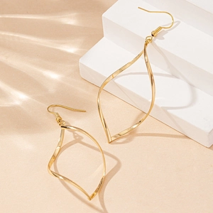 Boucles d'oreilles pendantes géométriques dorées torsadées sur support moderne