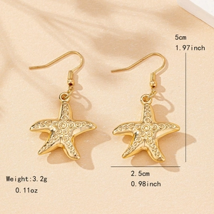 Boucles d'oreilles pendantes étoile de mer dorées avec texture pour vacances à la plage