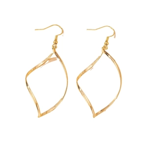 Boucles d'oreilles pendantes géométriques dorées torsadées au design courbé sur fond blanc