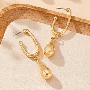 Elegante goldene Tropfenohrringe mit polierter Oberfläche und U-Haken für Damen