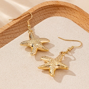 Boucles d'oreilles pendantes étoile de mer dorée élégantes pour look de plage chic